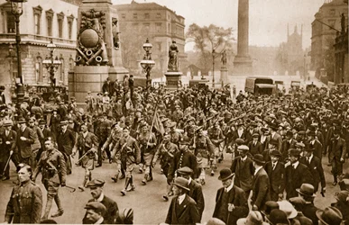 1919年5月16日、フランスから到着してロンドンを行進する第1大隊ロンドンスコットランド